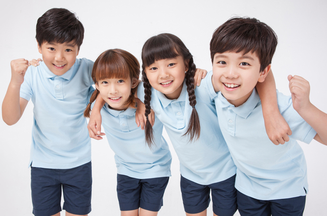 어깨동무 하고 있는 아동 4명의 모습