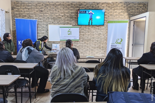 파라과이 사업장 내 학교에 개소식을 진행하여, 교육을 진행하는 모습