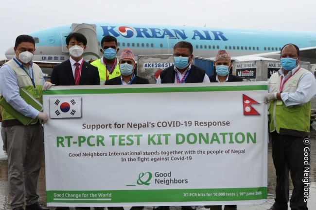 굿네이버스 네팔이 한국산 코로나19 진단키트를 공항에서 전하고 있는 모습 