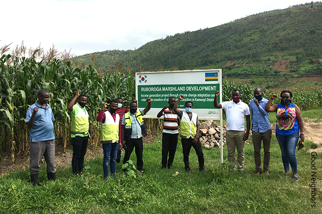 르완다 카모니주 루보르가 저습지대 종합개발 사업종료 평가회 진행 모습. 옥수수 밭에 주민들이 서 있다.