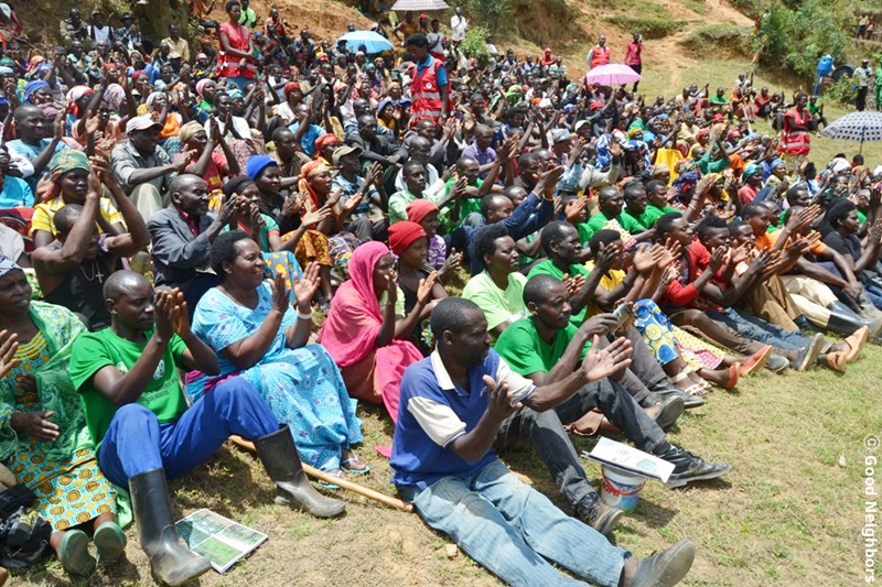 르완다 지역주민들이 박수치고 있는 모습