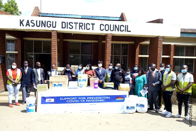 말라위 카숭구 지역에 코로나19 대응 물품을 전달하는 모습