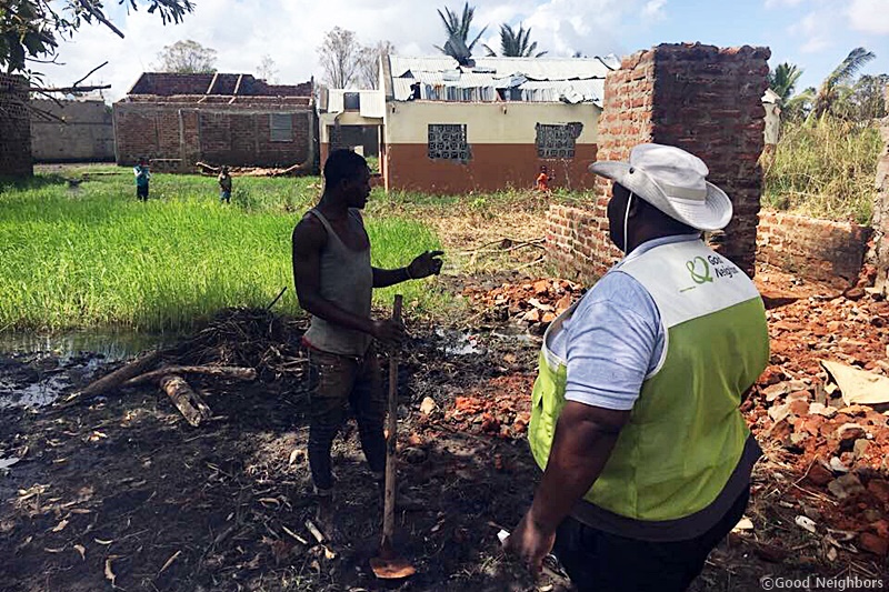 사이클론 이다이로 인해 피해를 입은 모잠비크 주민과 굿네이버스 직원의 모습