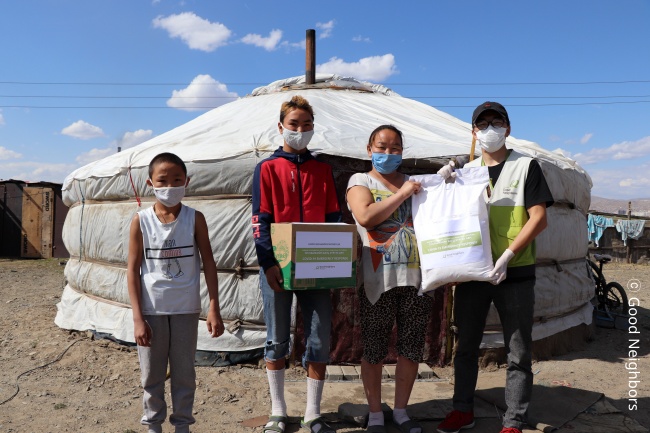 굿네이버스 몽골이 긴급생계지원키트를 전달한 모습 