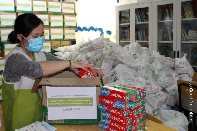 긴급생계지원키트를 담고 있는 모습 