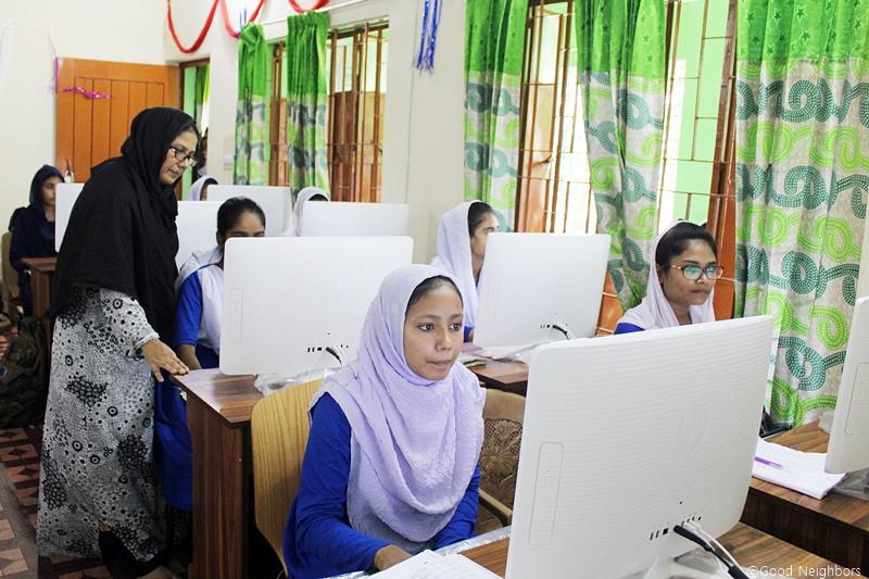 '컴투스 글로벌 IT교실' 건립 사회공헌 프로젝트 지원으로 IT교육을 받고 있는 방글라데시