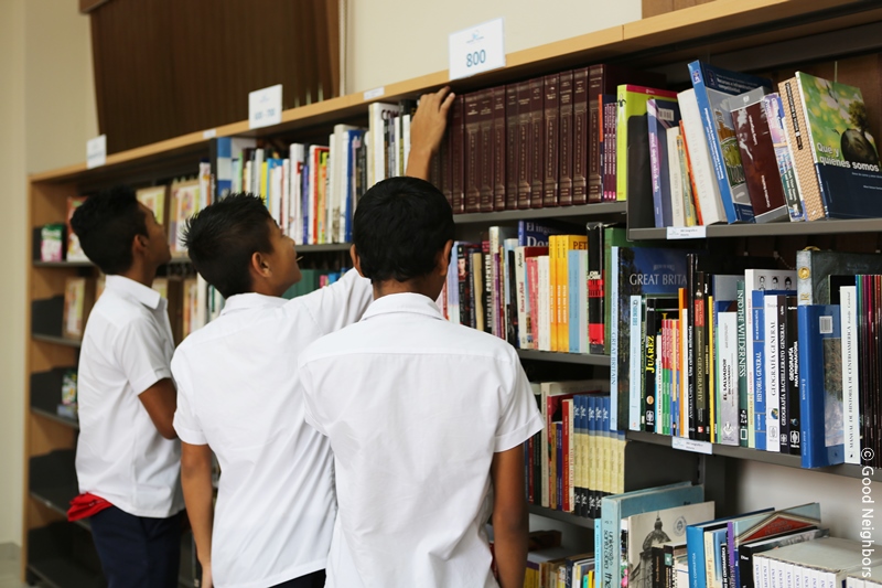 도서관에서 엘살바도르 아이들이 책을 고르는 모습
