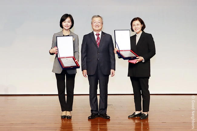 한국건강관리협회로 부터 감사패를 받는 우리 단체
