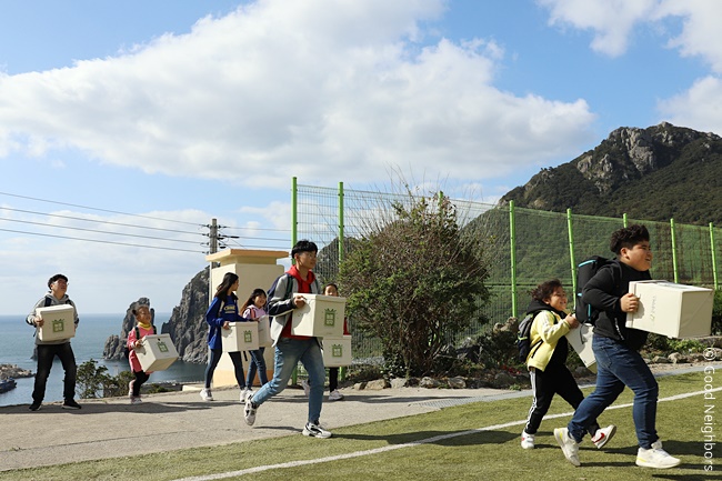 아이들이 놀봄상자를 들고 오는 모습