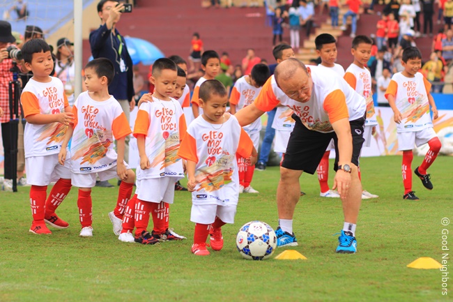 베트남 아동들을 대상으로 축구교실을 진행 중인 박항서 감독의 모습