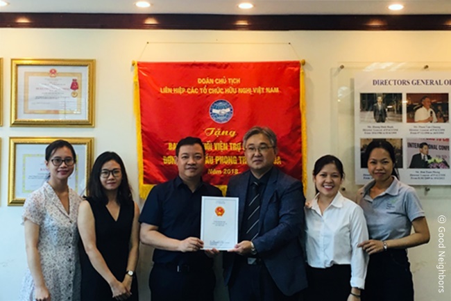 굿네이버스 베트남 활동승인2단계 받는 사진