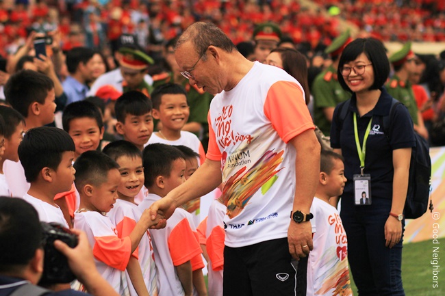 베트남서 위기가정 아동들을 대상으로 축구교실을 진행한 박항서 감독