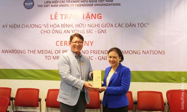 베트남 친선협회로부터 훈장을 수여 받는 중인 안용식 베트남 지부장의 모습