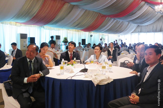 캄보디아 정부의 축하 속에 창립 15주년 기념 행사를 진행 중인 모습