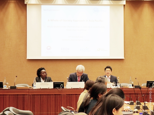 난민 포럼을 진행 중인 모습