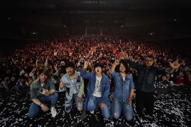YB가 콘서트가 끝난 후 팬들과 함께 사진을 찍는 모습 