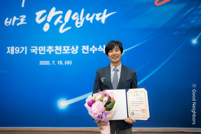 국민초천포상 국무총리 표창을 받은 이요셉 작가 모습 