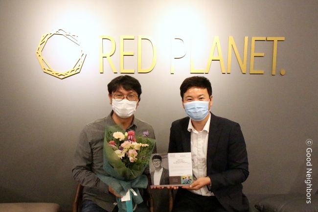 레드플래닛 황정영 대표가 더네이버스클럽 등재식을 진행하는 모습 