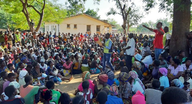 말라위  은산제 군 내 냐칠렌다 이재민 캠프에 구호 용품을 배분 중인 우리 단체의 모습