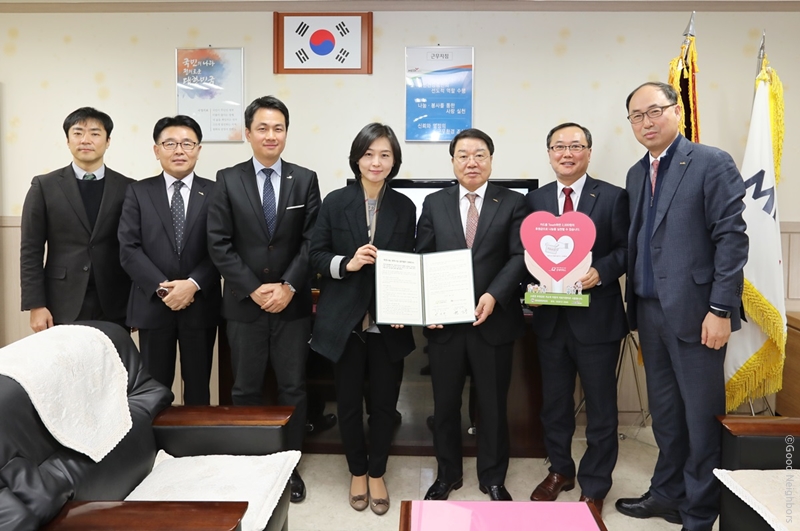 한국건강관리협회 국내위기가정아동 및 해외 보건의료사업 지원을 위한 협약 체결 모습