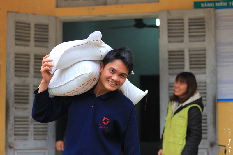피해 주민들이 구호 물품을 가져가는 모습