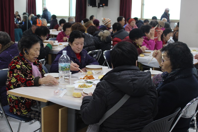 온주종합사회복지관 설맞이 떡국 나눔 행사에 참여하신 어르신들의 떡국 드시는 모습