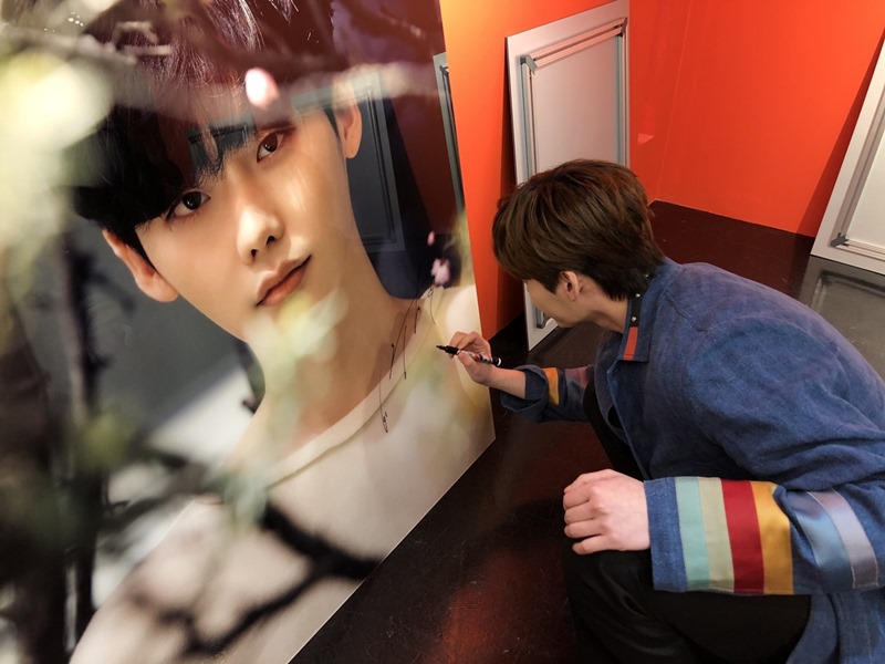 배우 이종석이 자신의 포스터에 사인하는 모습