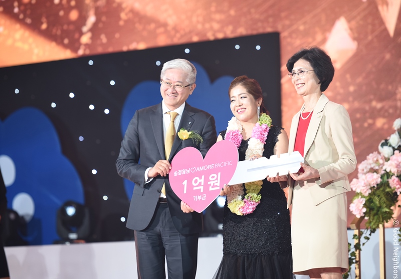 아모레퍼시픽 서경배 대표와 송정원 아모레 카운셀러의 기부금 전달식 모습