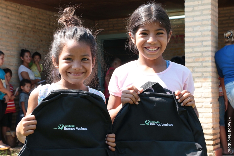 굿네이버스 파라과이 지부에서 스쿨키트를 받고 미소짓는 여자아이들 모습