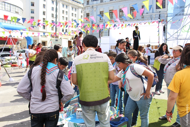 축제에 참여하는 사람들의 모습