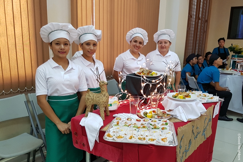 청소년 센터 요리교실 참여자들의 모습