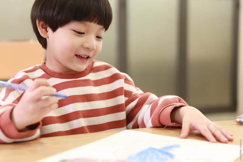 남자 아이가 그림을 그리는 모습