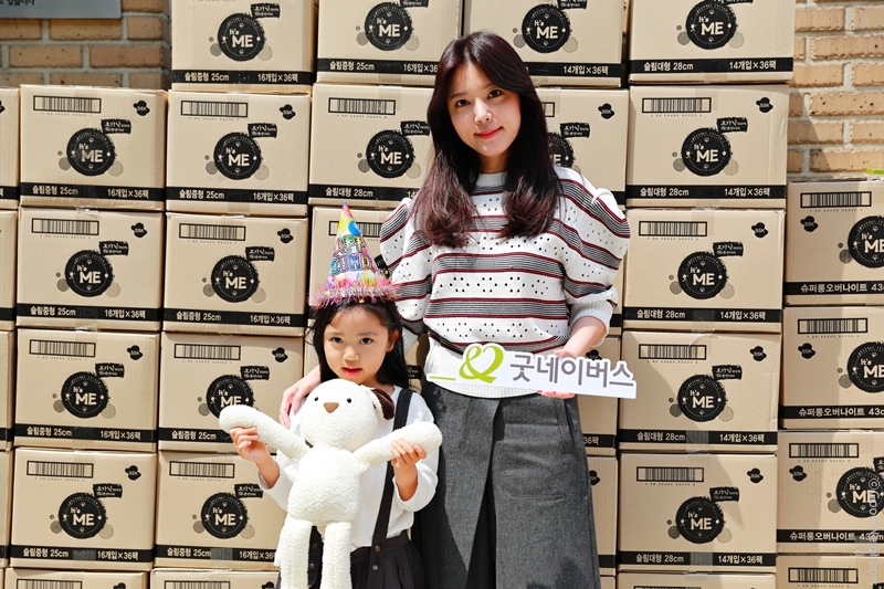 배우 정시아와 정시아의 딸 백서우 양의 기부물품 앞에서 모습