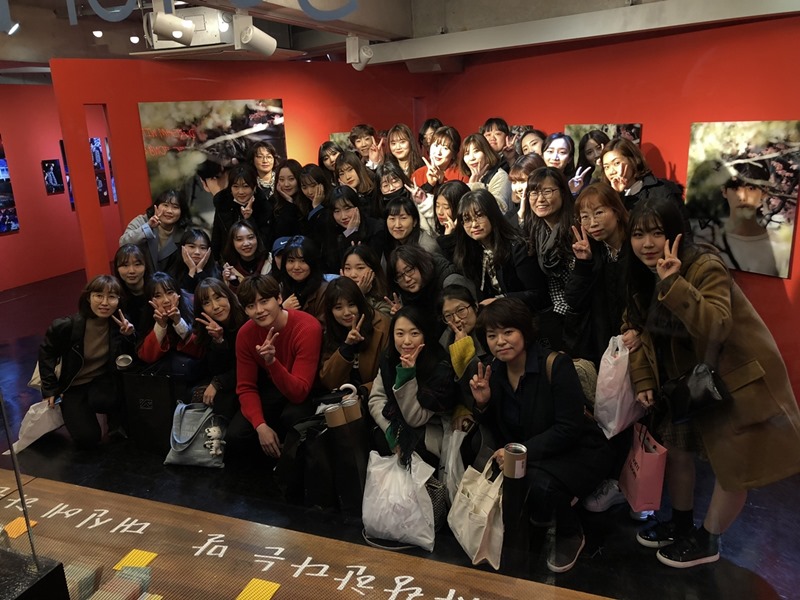 배우 이종석과 팬들과의 단체 사진