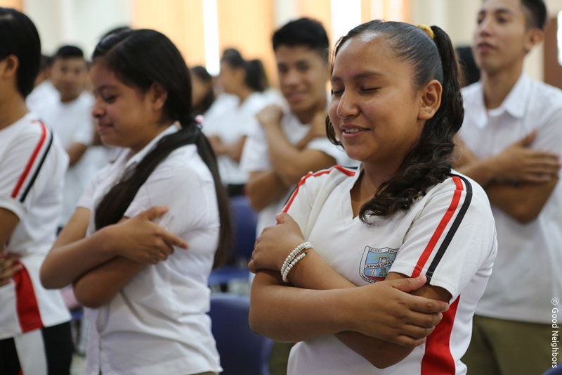 청소년 진로 교육 워크샵에 참여하는 모습