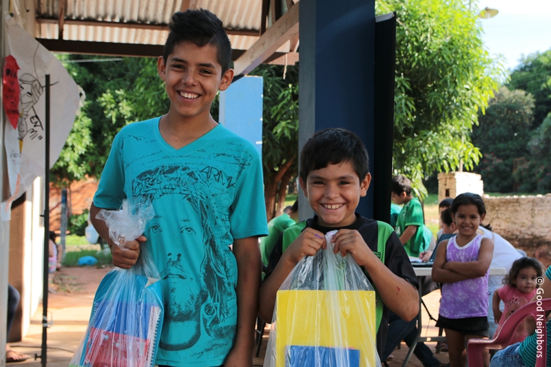 스쿨키트를 받고 미소짓는 남자아이들의 모습