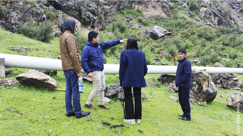 지역주민들이 상의하는 모습