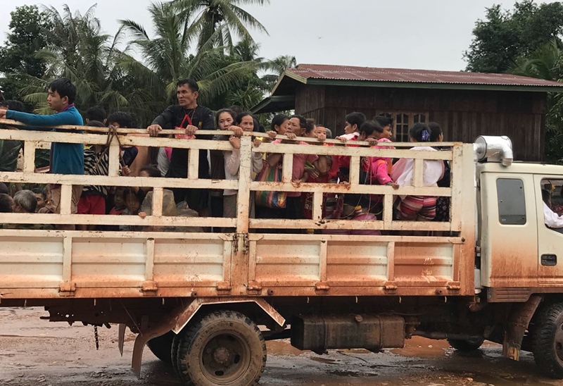 피해 지역 주민들이 차량에 탑승한 모습