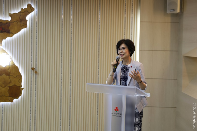 굿네이버스 김인희 부회장 수해 피해 복구 계획에 대해 연설 모습