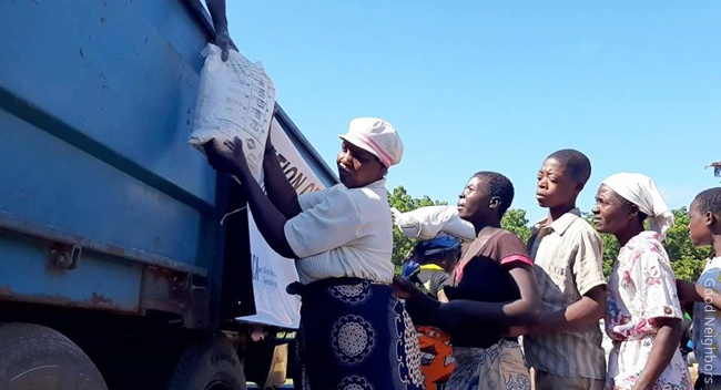 말라위 은산제 군 이재민에게 옥수수 종자를 배분 중인 우리 단체의 모습