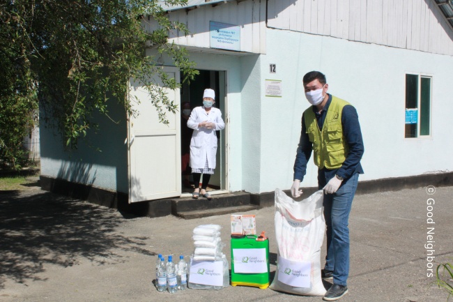 키르기즈공화국 농촌지역 보건소에 기초의료장비를 지원하고 있는 모습