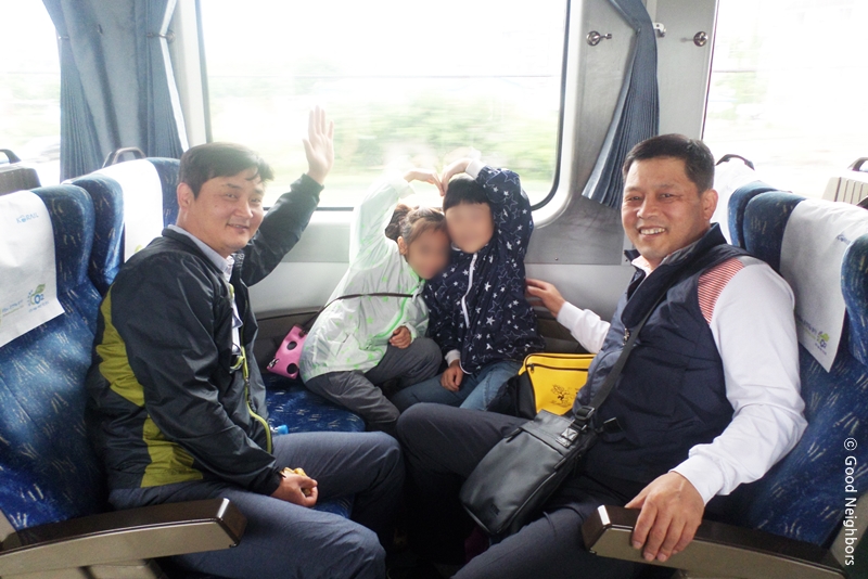 기차 안에서의 행복한 모습