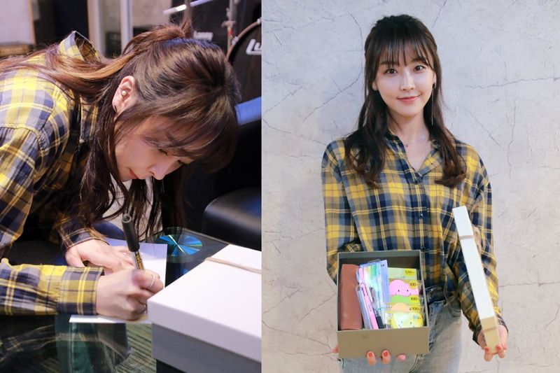 배우 정유미씨가 학용품세트와 자필 편지를 쓰고 있는 모습