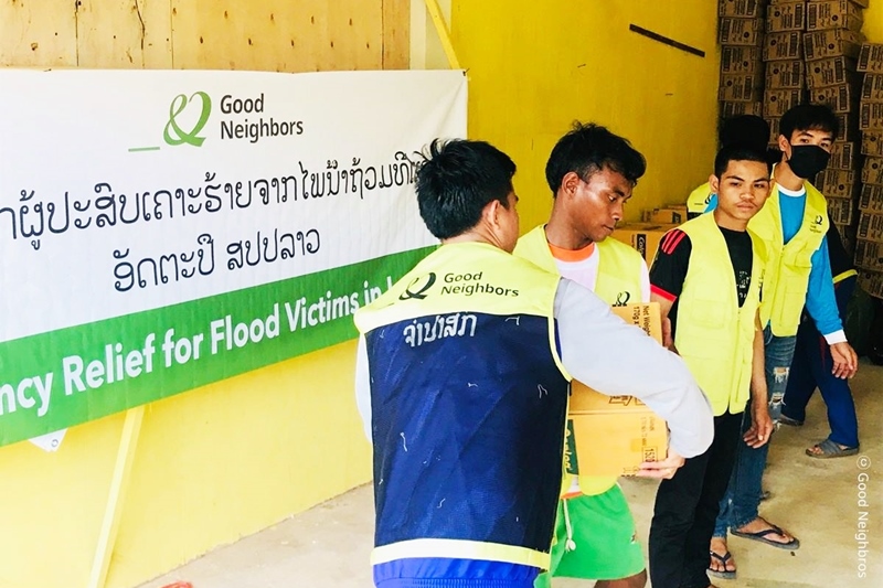 구호 물품을 전달하는 모습