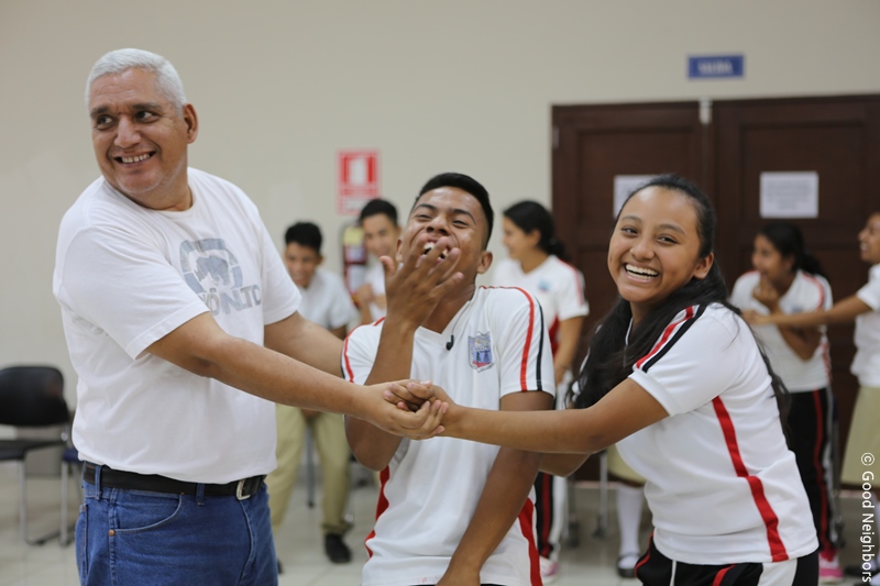 청소년 진로 교육 워크샵에 참여하는 모습