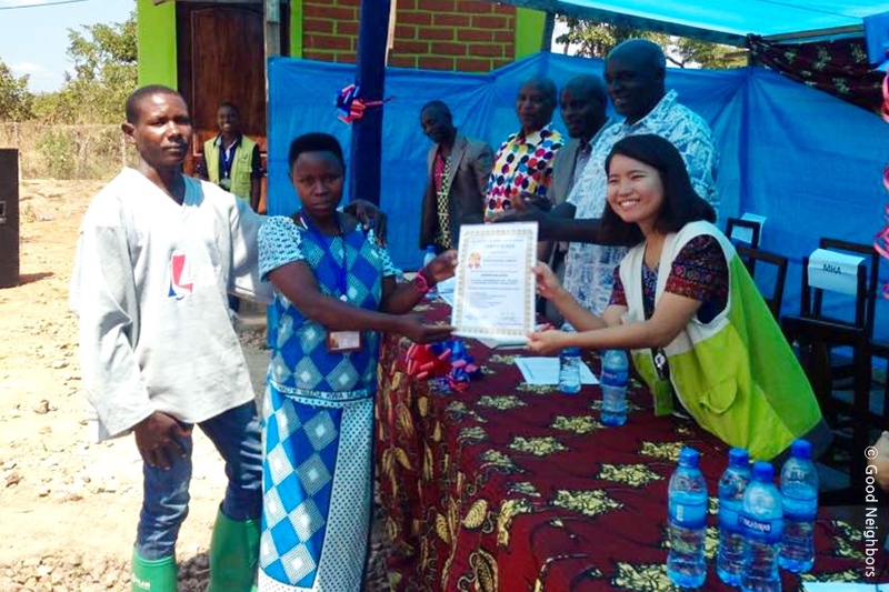 졸업생에게 졸업 증서를 전달하는 모습