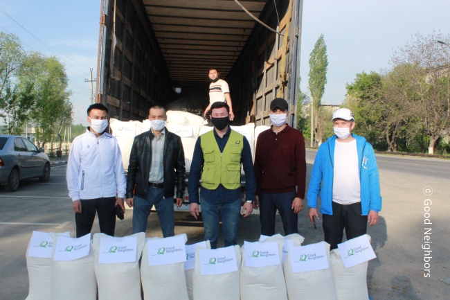 굿네이버스 키르기즈공화국이 식량배분을 하고 있는 모습 