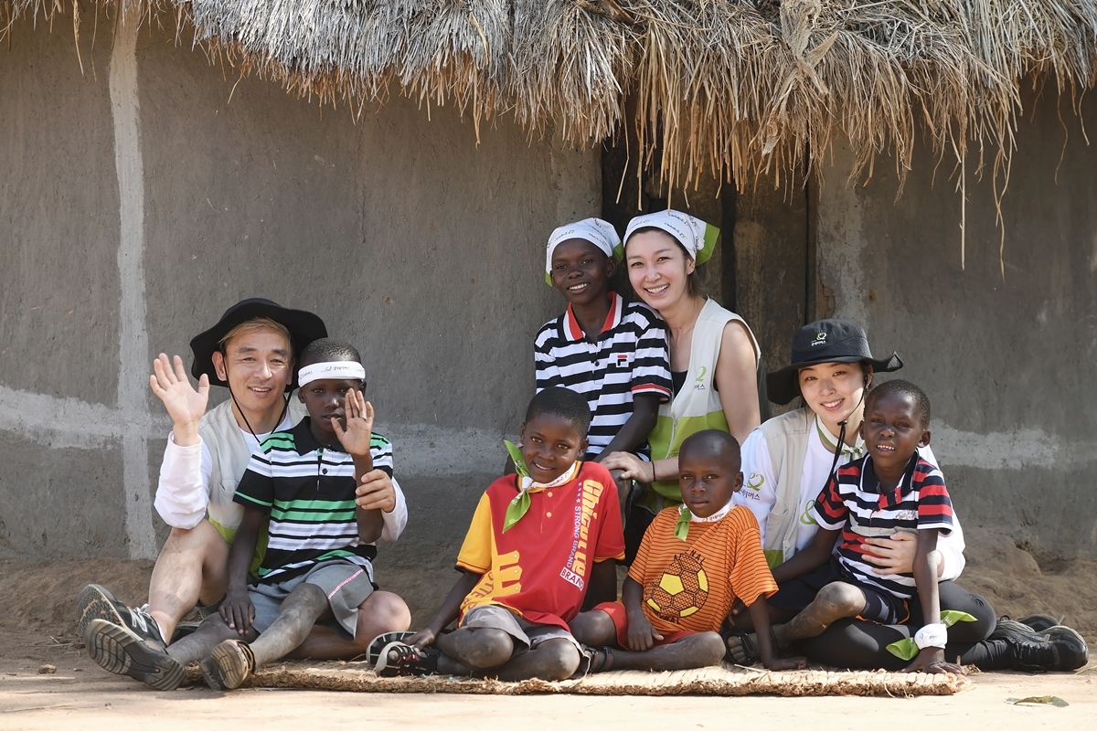 9일, 국제구호개발 NGO 굿네이버스는 지난 4월 배우 변정수 가족과 함께 아프리카 우간다에 봉사활동을 다녀왔다고 밝혔다. 사진은 우간다 봉사활동 모습.  
