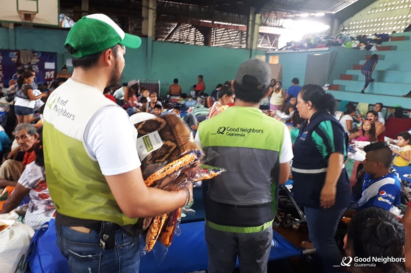 과테말라 화산 폭발 피해지역 긴급구호 물품 전달 모습