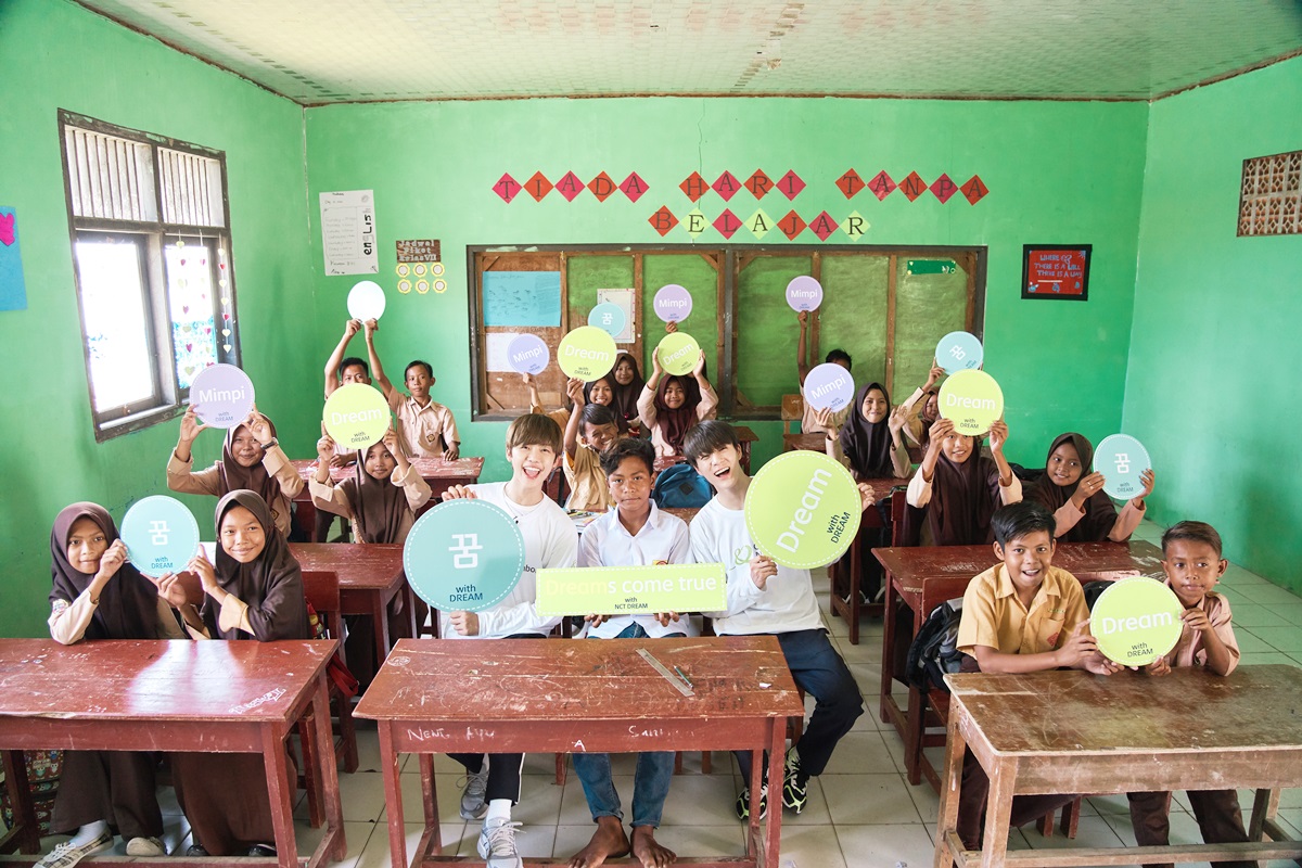 그룹 ‘NCT DREAM’의 멤버 제노, 재민이 국제구호개발 NGO 굿네이버스와 함께 지난 달 중순, 바쁜 스케줄을 쪼개어 봉사활동을 위해 인도네시아로 출국했다. 방송은 13일 밤 12시 25분 ‘MBC 최고의 하루 in 인도네시아’와 유튜브를 통해 실시간으로 확인할 수 있다. 사진은 NCT DREAM의 인도네시아 봉사활동 모습.